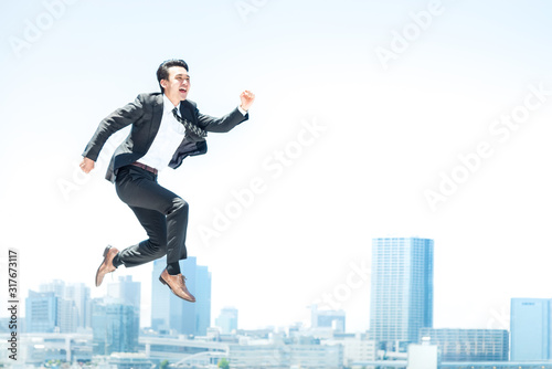ジャンプするビジネスマン © chachamal