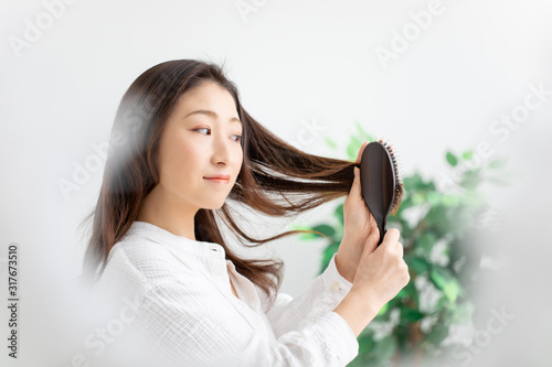 髪をとかす女性