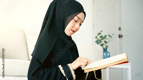 Photos Portrait of an Asian Muslim man woman reciting Surah Al-Fatiha passage of the Qu
