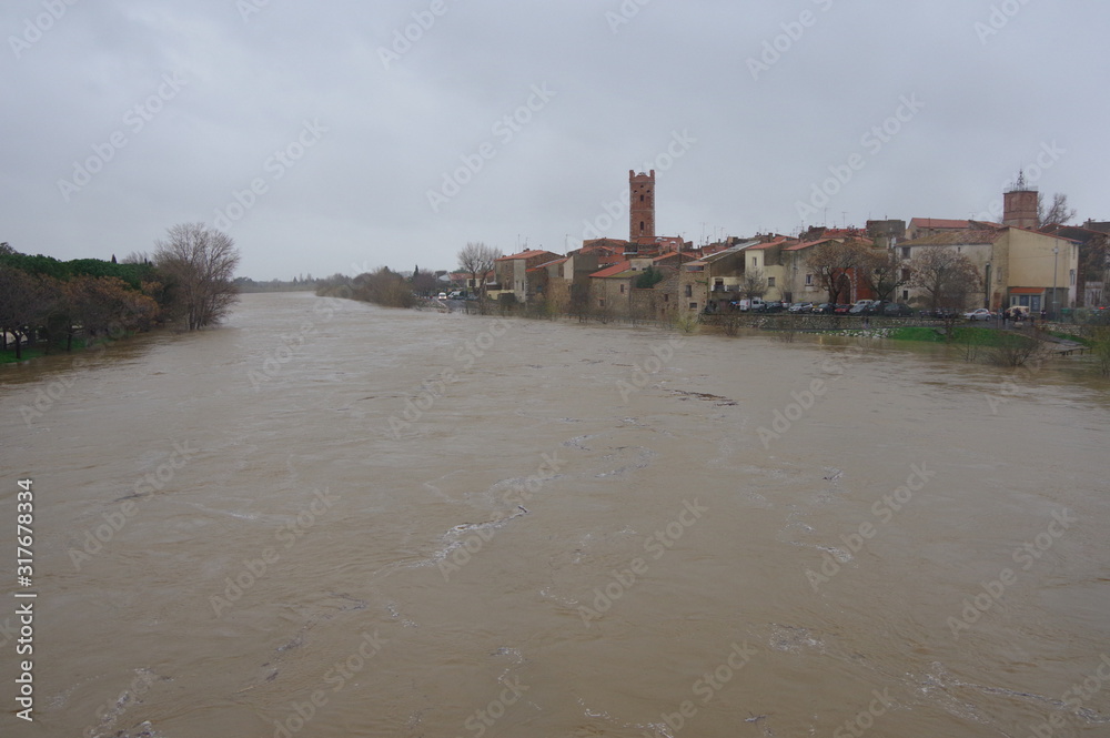 Inondation dans les pyrénées orientales village de Rivesaltes crue de la rivière Agly