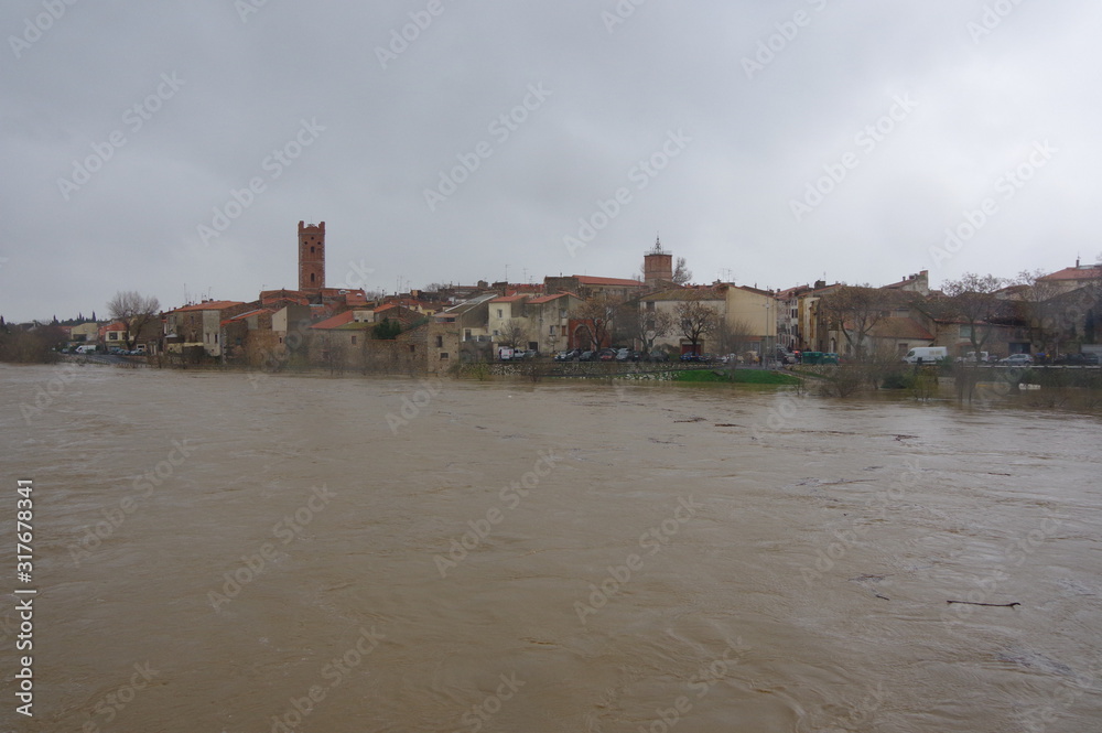 Inondation dans les pyrénées orientales village de Rivesaltes crue de la rivière Agly