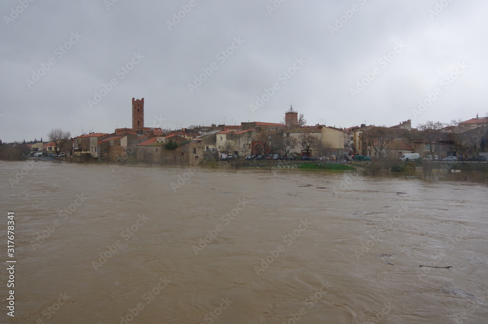 Inondation dans les pyrénées orientales village de Rivesaltes crue de la rivière Agly Inondation dans les pyrénées orientales village de Rivesaltes crue de la rivière Agly