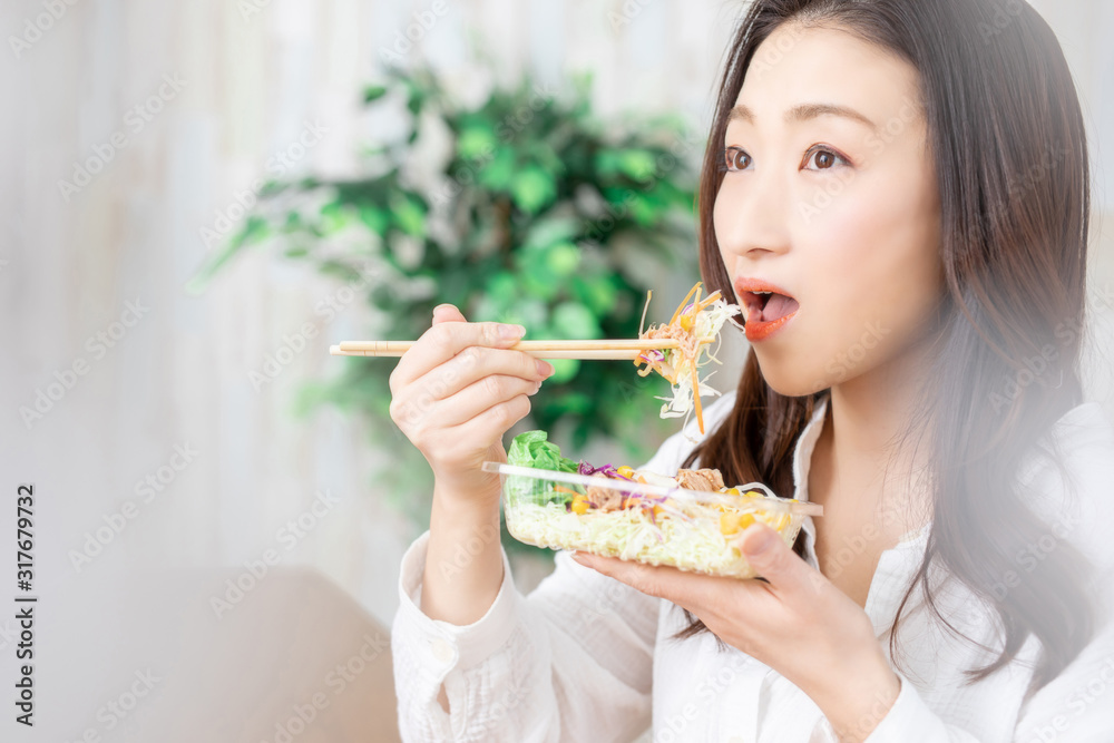 サラダを食べる女性 サラダを食べる女性