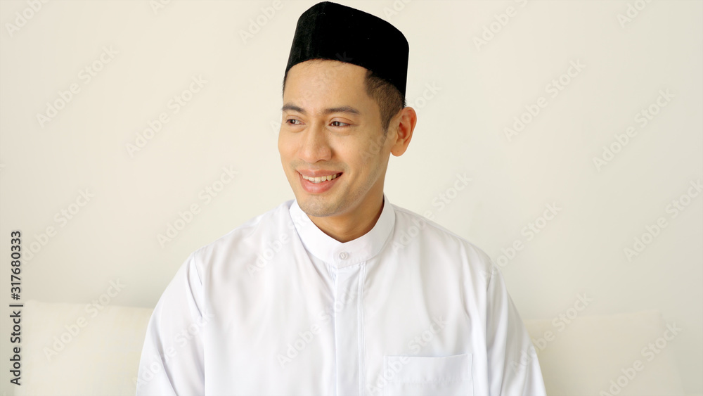 Φωτογραφία Close Up Portrait of a South East Asian Muslim man wearing Kufi and traditional