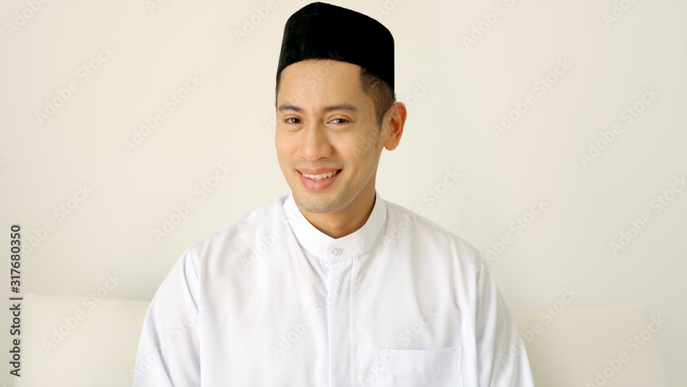 Φωτογραφία Close Up Portrait of a South East Asian Muslim man wearing Kufi and traditional