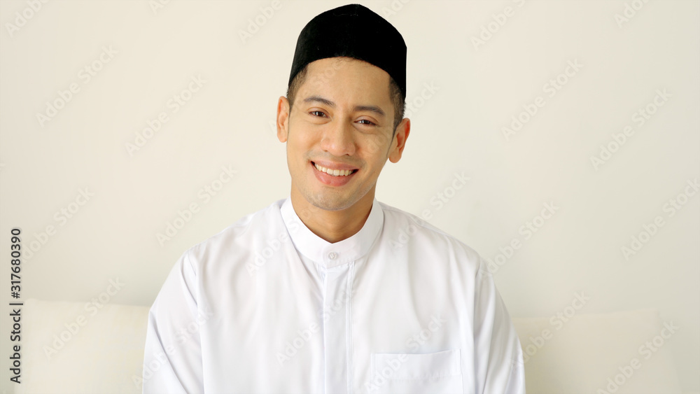 Φωτογραφία Close Up Portrait of a South East Asian Muslim man wearing Kufi and traditional