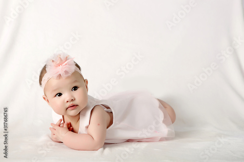 Konstfotografi bébé fille métisse 6 mois franco chinois
