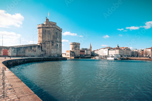 port de la rochelle , ses bateaux, ses tours 