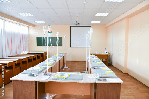 class for installing a dropper. Training class on a dropper with a solution. children and surgeon. Teaching hiruggi. Nursing school classroom, intravenous medication.