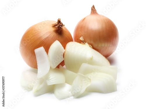 Obraz na plátně Onion bulb and chopped slices isolated on white background