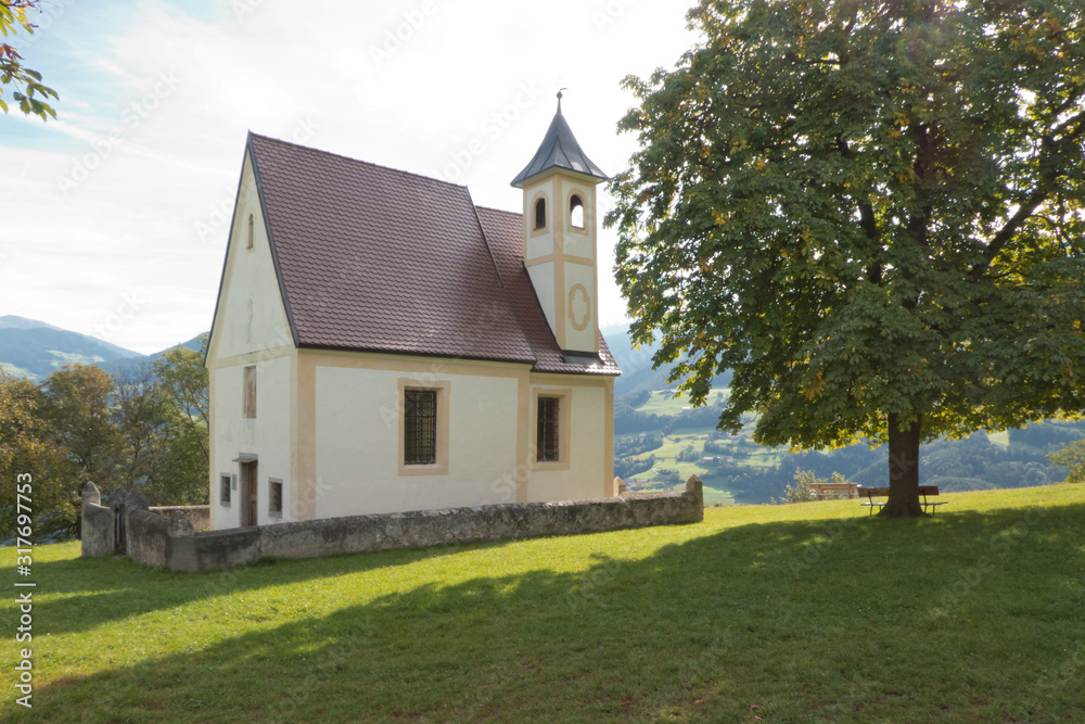 Kapelle am südtiroler Jakobsweg bei Pardell im Eisacktal