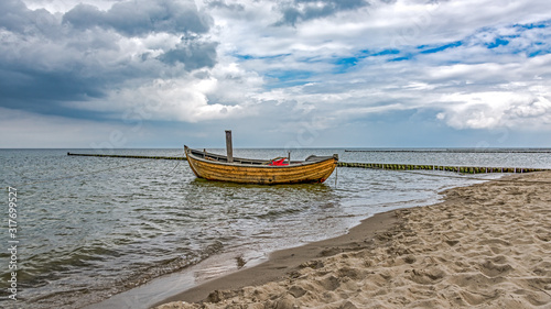 Ein Fischerboot am Ostseestrand