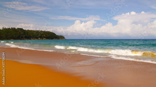 Fototapeta Naklejka Na Ścianę i Meble -  Karon beach, tranquil sea and wonderful cloudy sky, Phuket, Thailand