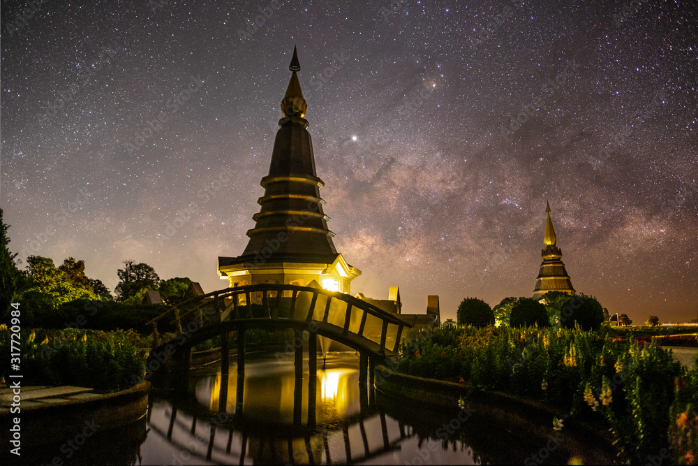 Naklejka premium The stars and the milky way in the night sky are very beautiful.