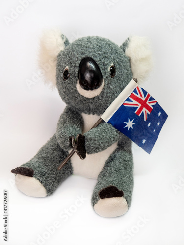 オーストラリア国旗を持ったコアラのぬいぐるみ