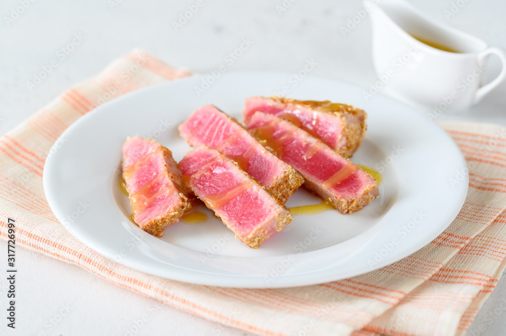 Tuna steak with sesame seeds