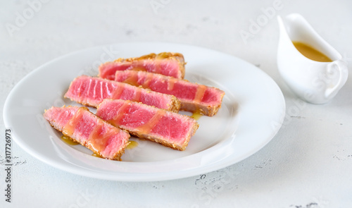 Tuna steak with sesame seeds