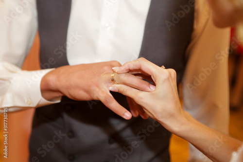 bride puts on a wedding ring to the groom © Дмитрий Ильченко