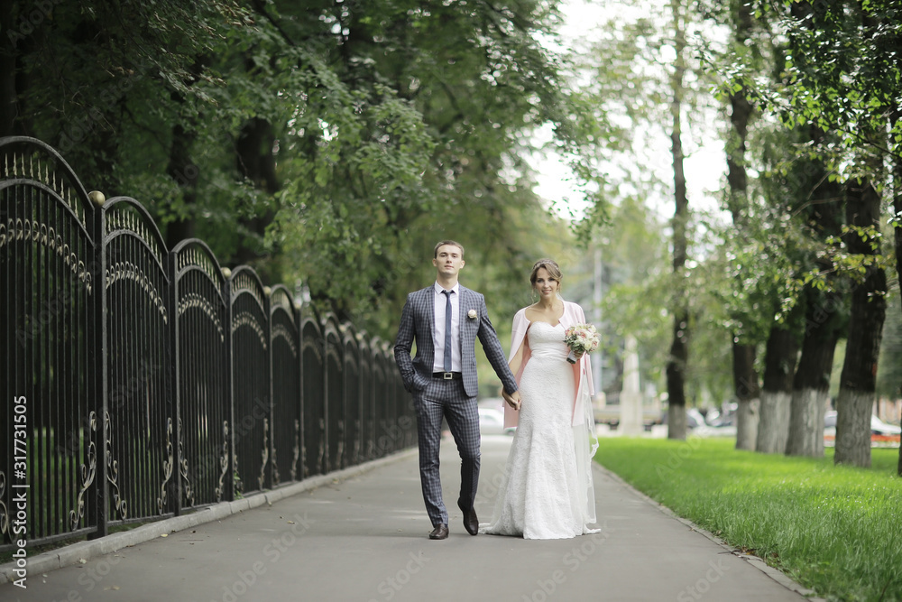 Fototapeta premium Wedding, the bride and groom on the wedding day photosession