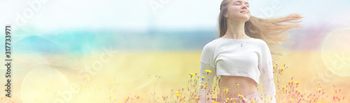 Fotografía happy girl in autumn field with spikelets landscape / adult young girl portrait,