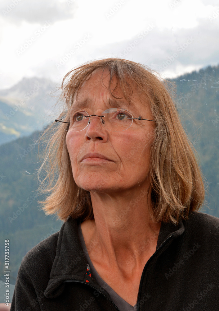 frau in einer seilbahnkabine frau in einer seilbahnkabine