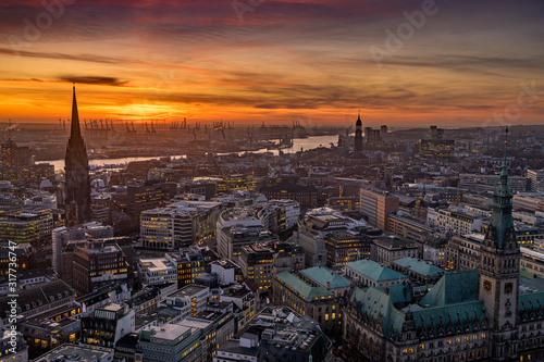 Hamburg von oben bei sch  ner Abendstimmung mit dem Hamburger Rathaus  der St. Nikolai Kirche und der Elbe