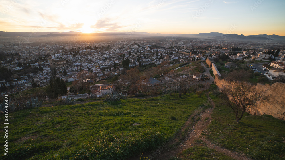 Obraz premium Panoramiczny widok na miasto Granada z punktu widokowego San Miguel
