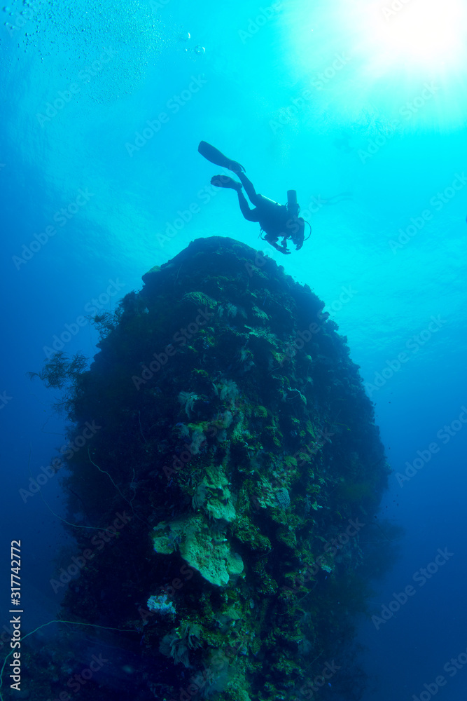 Sunken ship and divers_3 Sunken ship and divers_3