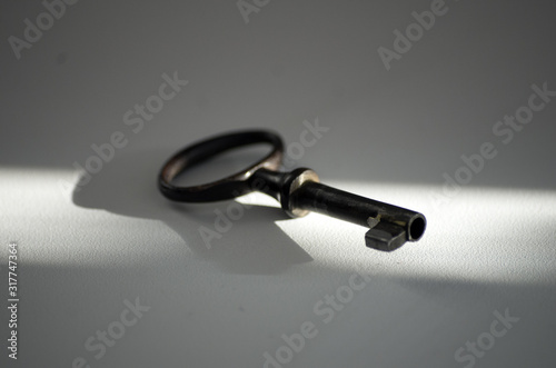 Clé ancienne fer forgé et laiton vieilli métal ancien aspect vintage