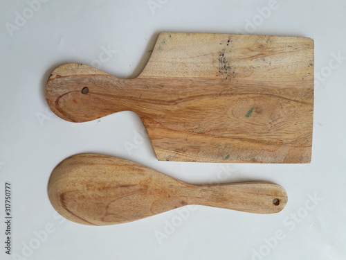 Rice spoons and cutting boards made of wood with a white background.