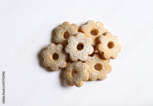 Il concetto di cibo italiano. Biscotti Canestrelli, biscotti al burro italiani tipici liguri e piemontesi isolati su sfondo bianco.