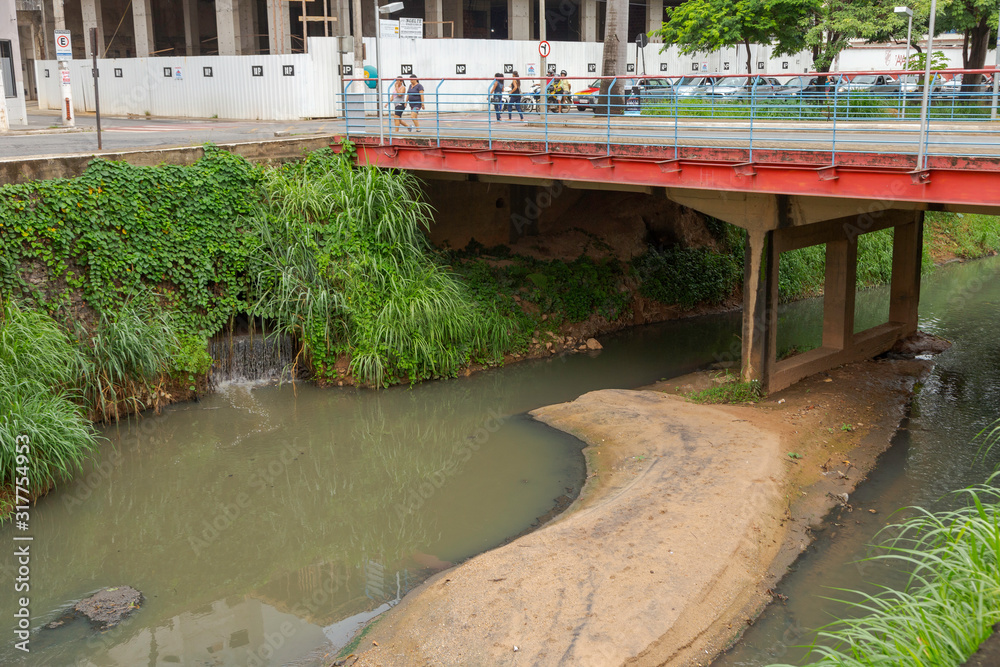 Poluição por esgoto doméstico do Ribeirão Ubá, na Avenida Beira Rio, na cidade de Ubá, estado de Minas Gerais, Brasil