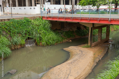 Polui    o por esgoto dom  stico do Ribeir  o Ub    na Avenida Beira Rio  na cidade de Ub    estado de Minas Gerais  Brasil