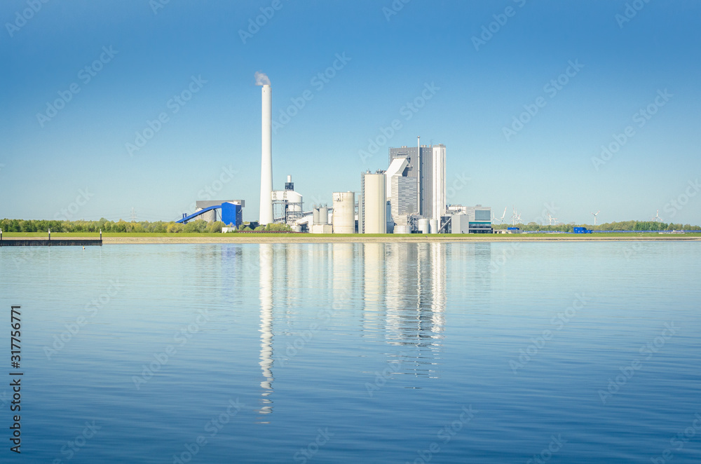 Kohlekraftwerk spiegelt sich im Wasser