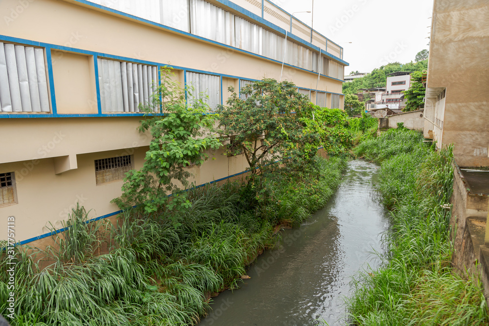 Poluição por esgoto doméstico do Ribeirão Ubá, na Avenida Beira Rio, na cidade de Ubá, estado de Minas Gerais, Brasil