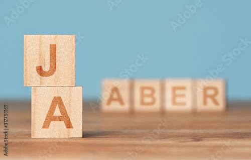 Ja gegen aber Symbolbild mit Holzwürfeln und blauem Hintergrund