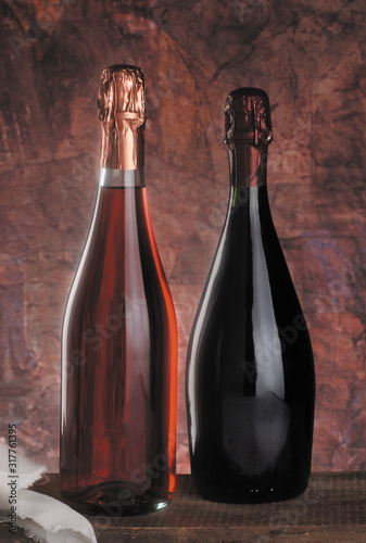 Bottiglie di vino rosso e rosato photo