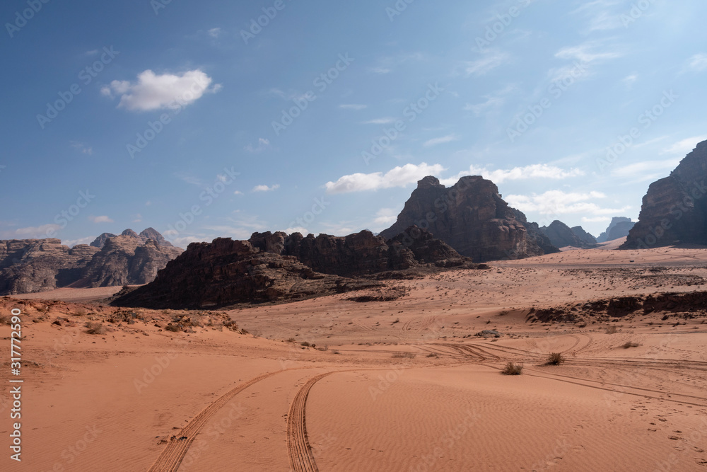 Vista panorámica del desierto de Wadi Rum, Jordania Vista panorámica del desierto de Wadi Rum, Jordania