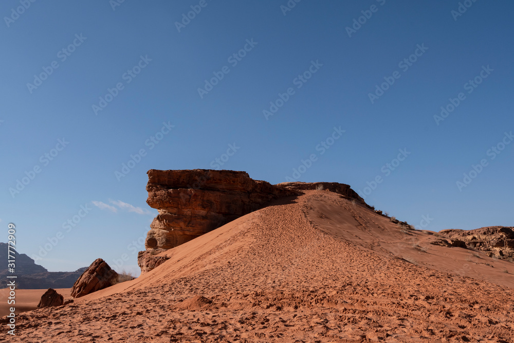 Vista panorámica del desierto de Wadi Rum, Jordania Vista panorámica del desierto de Wadi Rum, Jordania