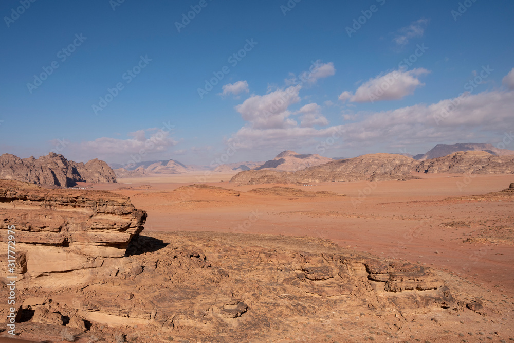Vista panorámica del desierto de Wadi Rum, Jordania Vista panorámica del desierto de Wadi Rum, Jordania
