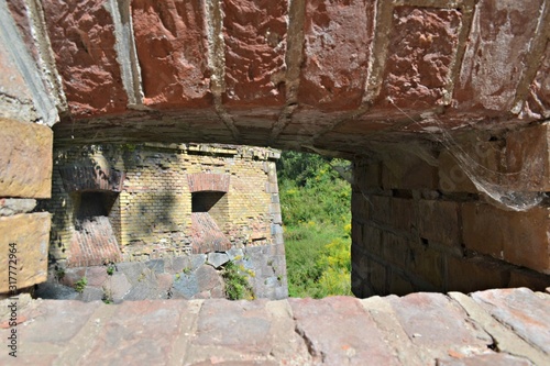 Twierdza Boyen, widok przez okienko w murze, Giżycko, Polska