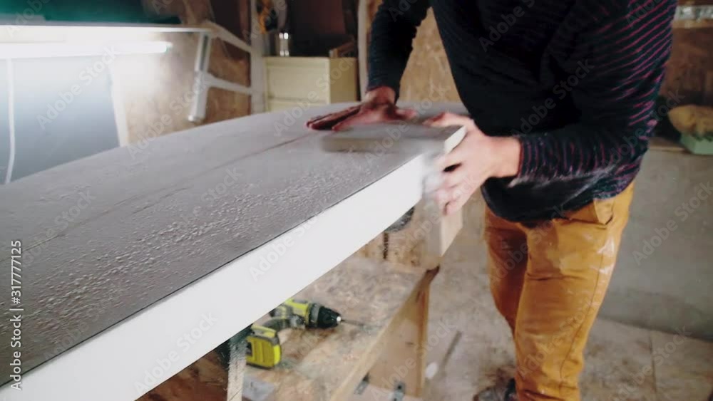 Ponçage d'un planche de surf