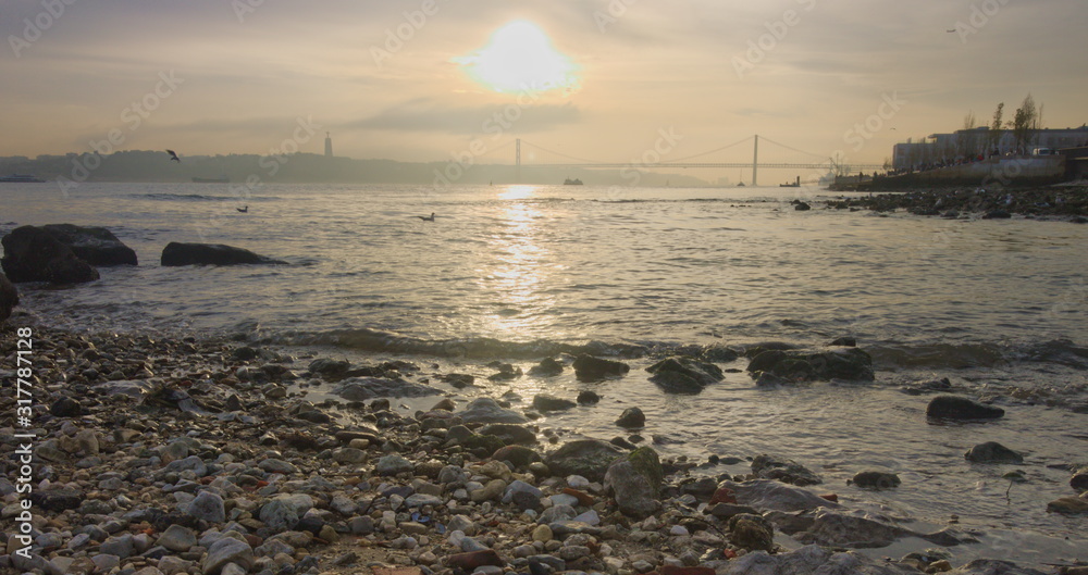 Precioso atardecer sobre el puente de Lisboa. Precioso atardecer sobre el puente de Lisboa.