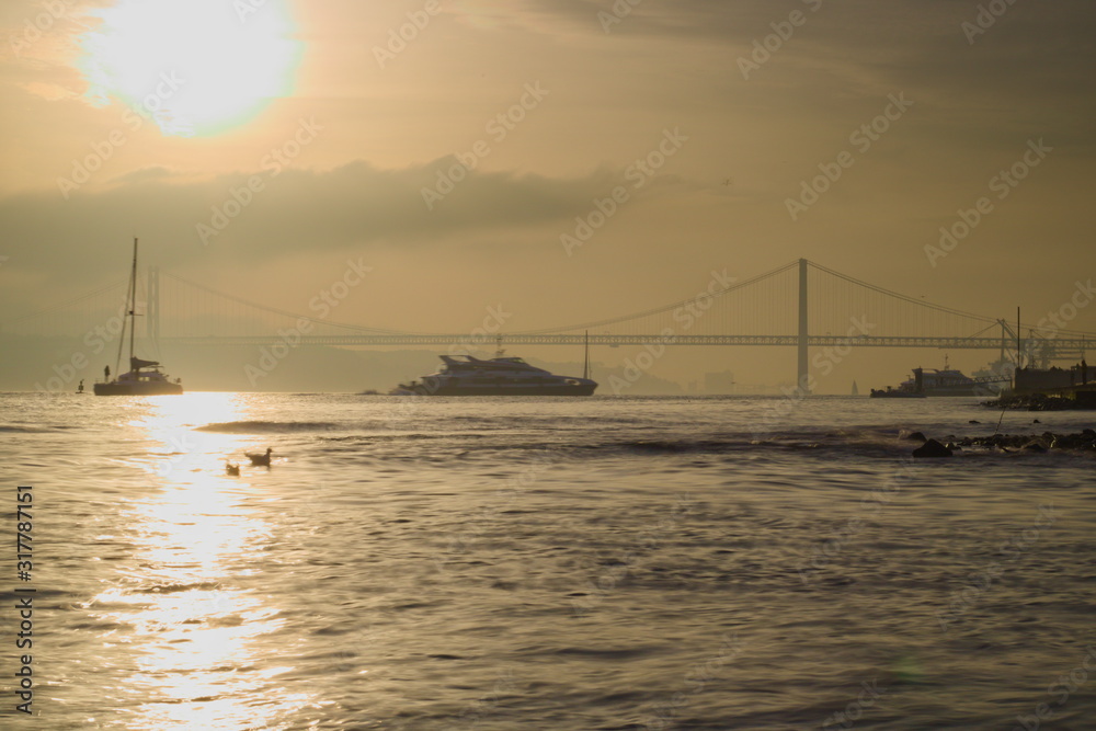 Precioso atardecer sobre el puente de Lisboa. Precioso atardecer sobre el puente de Lisboa.