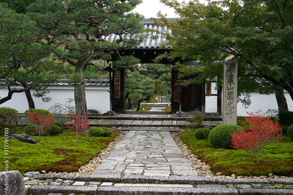 圓光寺の門前