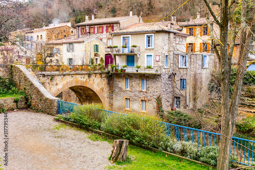 Ancien pont et façades de Rennes les Bains, Aude, Occitanie, France