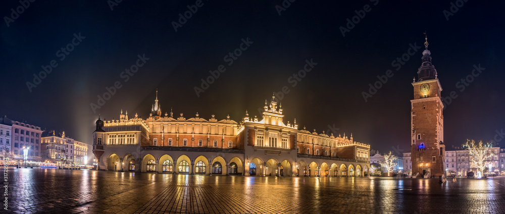 Obraz premium Krakow, Poland, panorama of Main Square with Cloth Hall, St Mary's church and Town Hall tower in the night