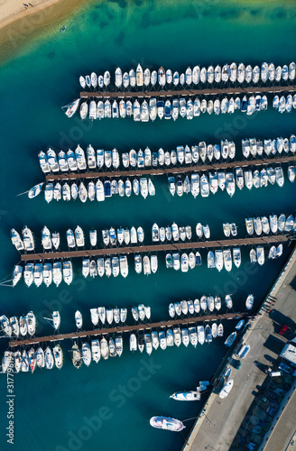 Obraz na płótnie Top view of the Marina into the sea. Pier with boats parked near the shore w salonie