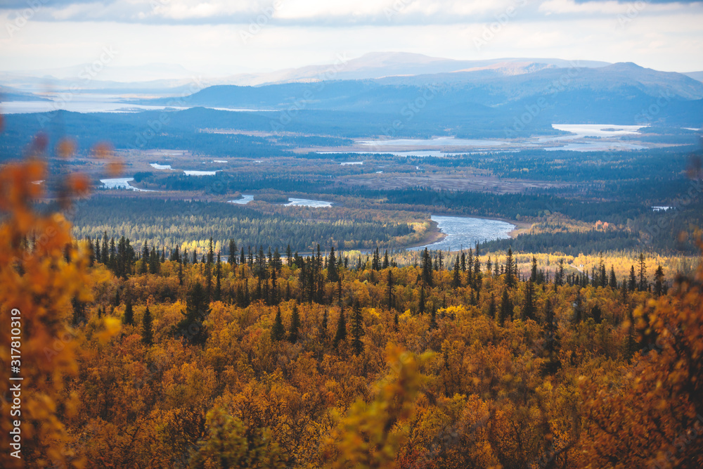 Φωτογραφία Swedish autumn fall vibrant landscape during hiking to Kurravaara mountain in No