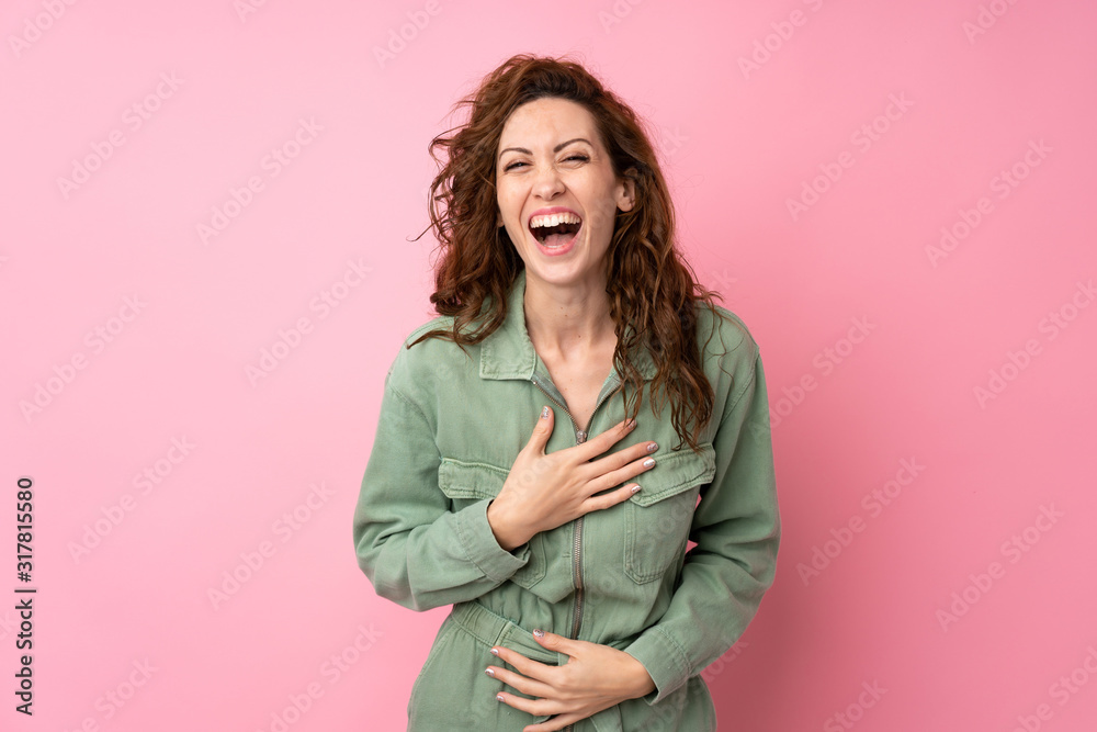 Obraz premium Young pretty woman over isolated pink background smiling a lot
